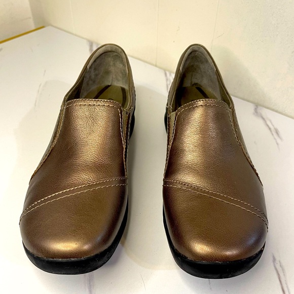 Clarks In Motion Walking Shoes Women’s 9.5 Bronze Leather Comfy Loafers Slip On - Picture 2 of 9